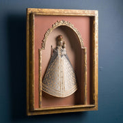 Szoborfülkés fa képkeretbe foglalt, a Rózsafüzér Királynőjét ábrázoló figura.