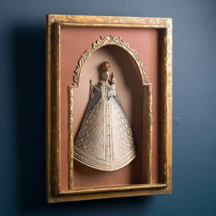 Szoborfülkés fa képkeretbe foglalt, a Rózsafüzér Királynőjét ábrázoló figura.