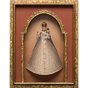 Szoborfülkés fa képkeretbe foglalt, a Rózsafüzér Királynőjét ábrázoló figura.