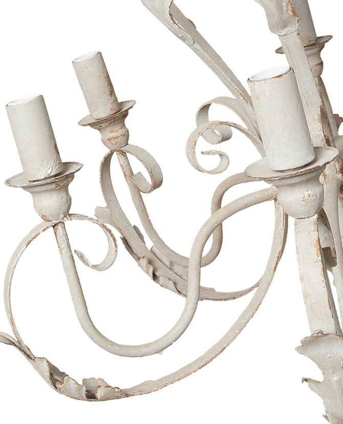Shabby Chic stílusú, krém színű, antikolt felületű, fém akantuszlevelekkel díszített, 6 karú "Antoinette" fém csillár lámpakarjainak közeli képe