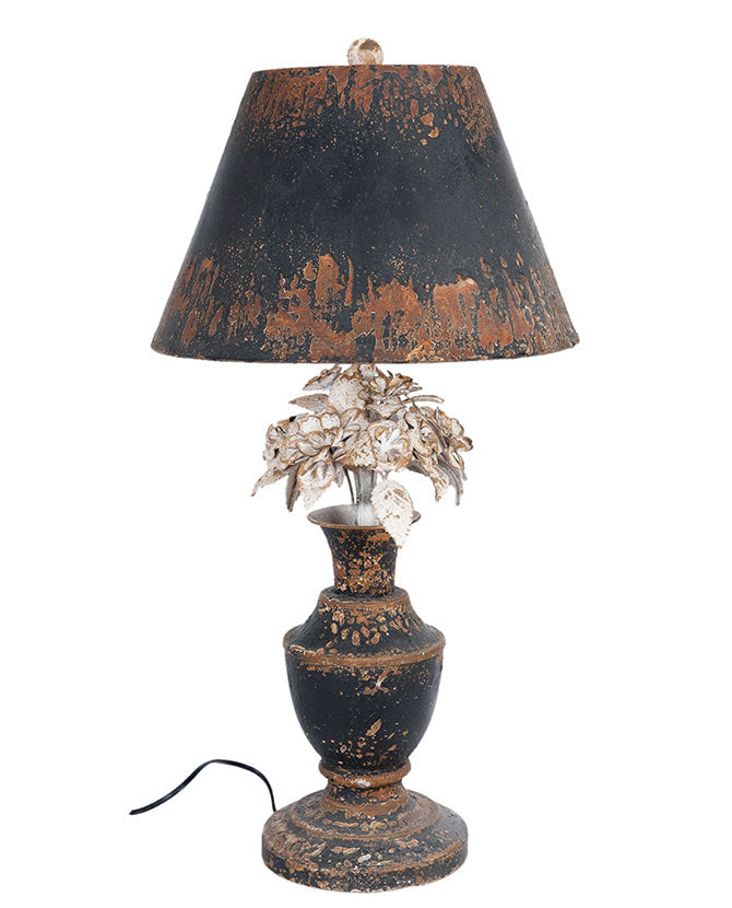 Shabby Chic stílusú, patinás, antikolt fémből készült, nagyméretű asztali lámpa.