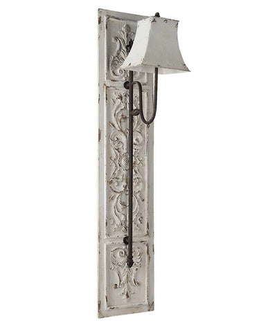 Shabby Chic stílusú, 148 cm magas, krém színű, antikolt felületű, faragott falpanelre szerelt falilámpa