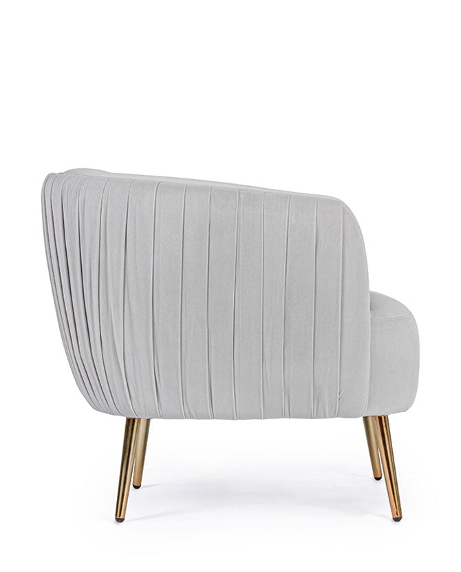 Skandináv stílusú, halványszürke színű bársonnyal kárpitozott fotel, arany színű fém lábakkal.