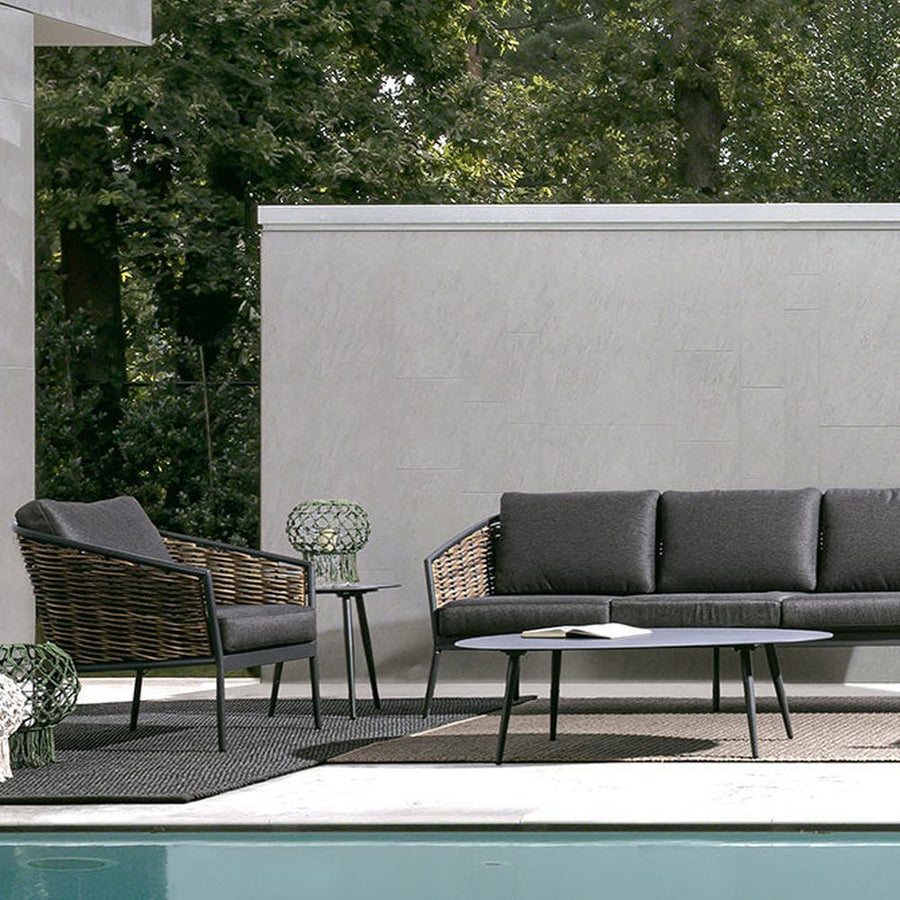 Sötétszürke színű kerti ülőgarnitúra, modern teraszon.