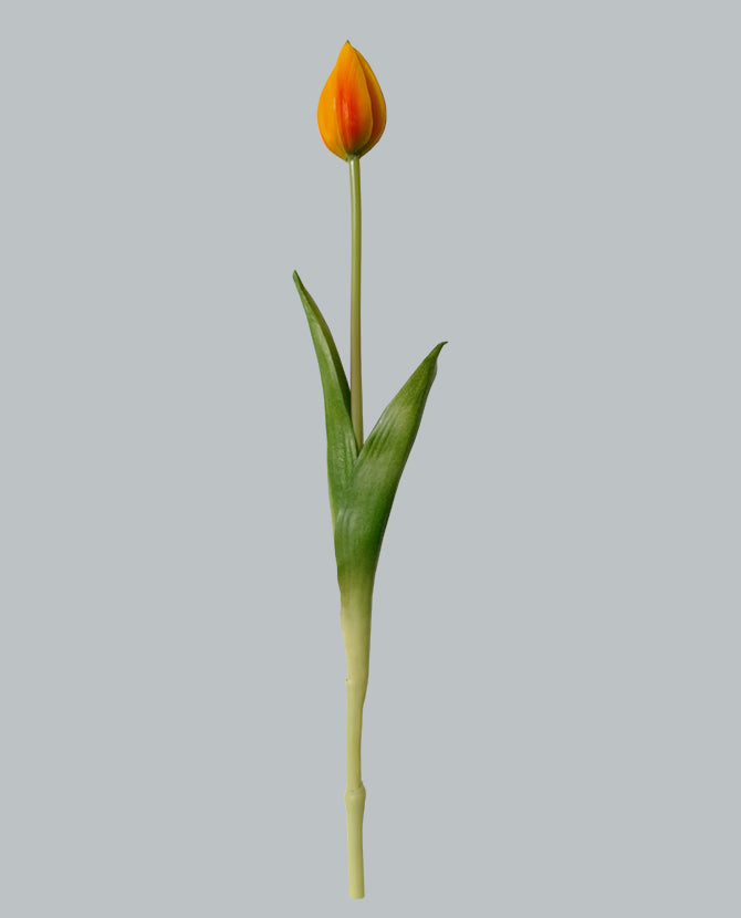 Élethű megjelenésű, narancssárga színű bimbós tulipán művirág