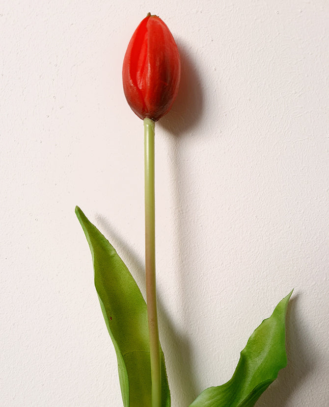 Élethű megjelenésű, piros színű bimbós tulipán művirág