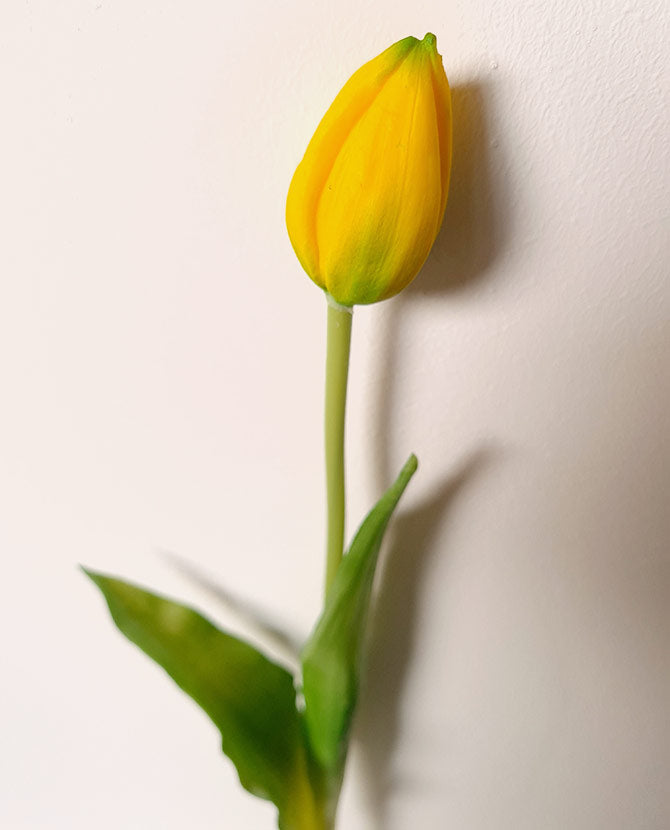 Élethű megjelenésű, sárga színű bimbós tulipán művirág