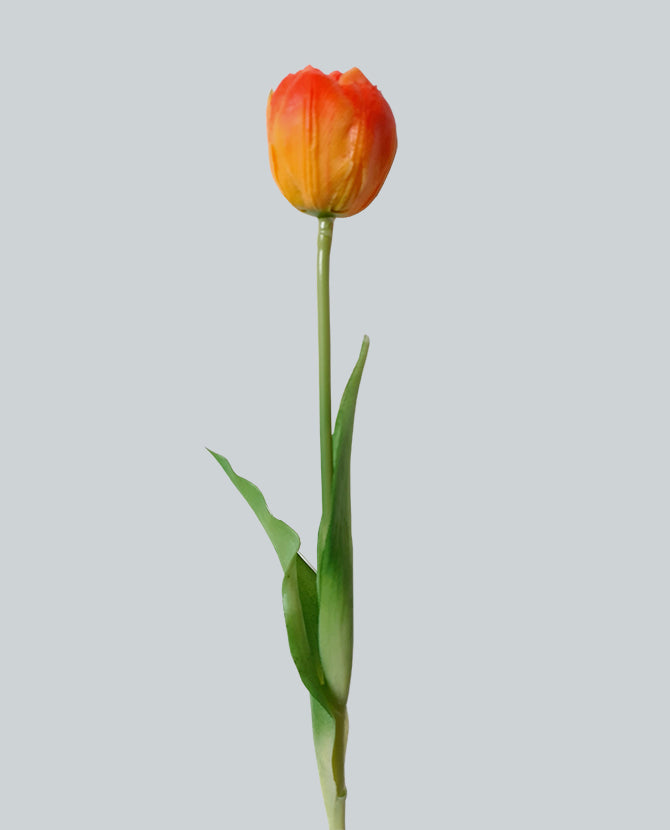 Élethű megjelenésű, narancssárga színű nyílt virágú tulipán művirág