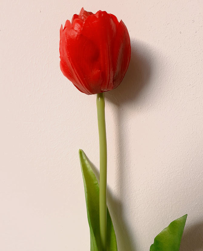 Élethű megjelenésű, piros színű nyílt virágú tulipán művirág 