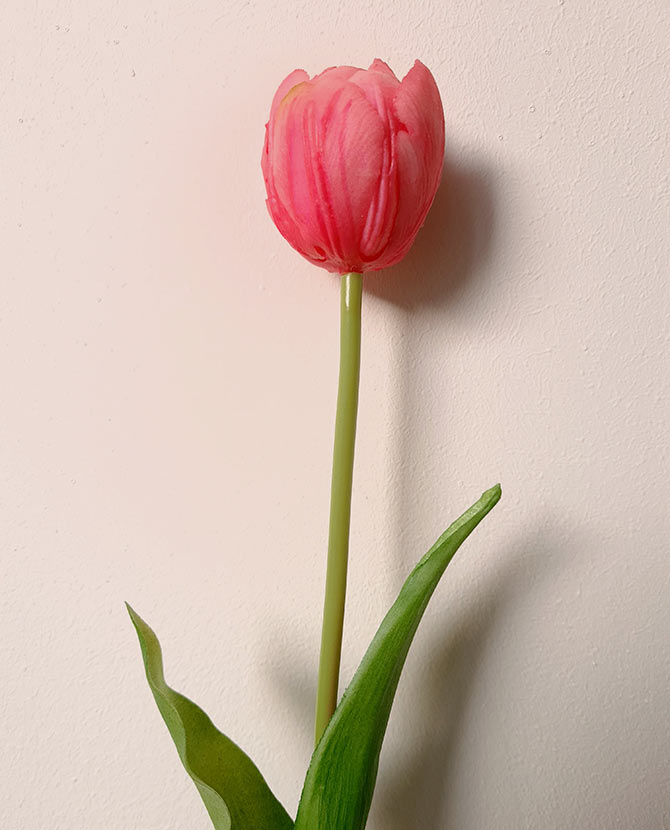 Élethű megjelenésű, rózsaszín színű nyílt virágú tulipán művirág
