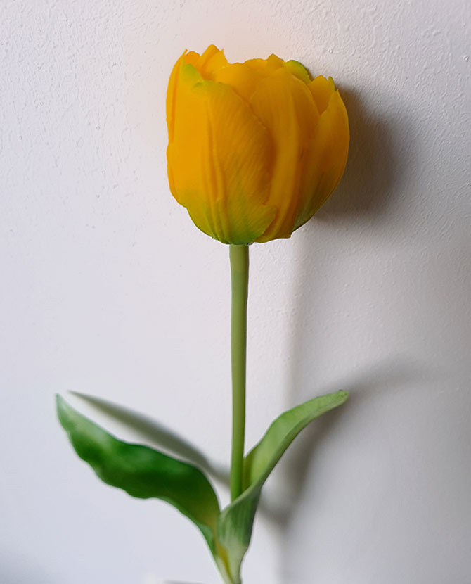 Élethű megjelenésű, sárga színű nyílt virágú tulipán művirág