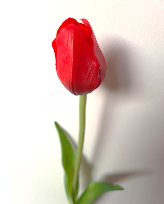 Élethű megjelenésű, piros színű szálas művirág tulipán
