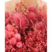 Natúr színű papírba csomagolt, 30 cm átmérőjű és 50 cm magas, vegyes kialakítású fáradt korall színű szárított gyógynövénycsokor