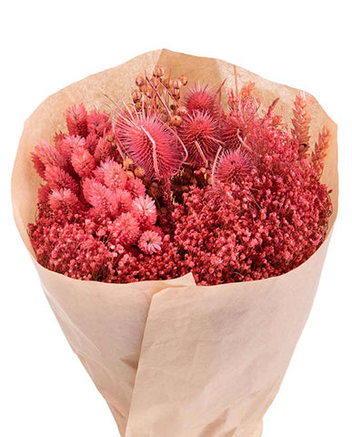 Natúr színű papírba csomagolt, 30 cm átmérőjű és 50 cm magas, vegyes kialakítású fáradt korall színű szárított gyógynövénycsokor