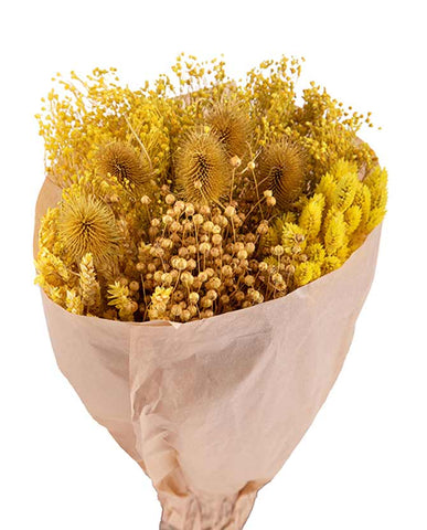 Natúr színű papírba csomagolt, 30 cm átmérőjű és 50 cm magas, vegyes kialakítású sárga színű szárított gyógynövénycsokor