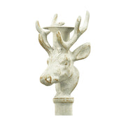Vintage stílusú, rusztikus patinás felületű, antik fehér színű, szarvasfejjel díszített fém gyertyatartó.