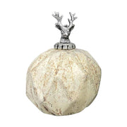 Vintage stílusú, 10 cm átmérőjű, fém szarvasfejes foglalattal díszített, rusztikus, patinás felületű, antikolt bézs színű, gömb formájú, bordázott üvegből készült kézműves karácsonyfadísz.