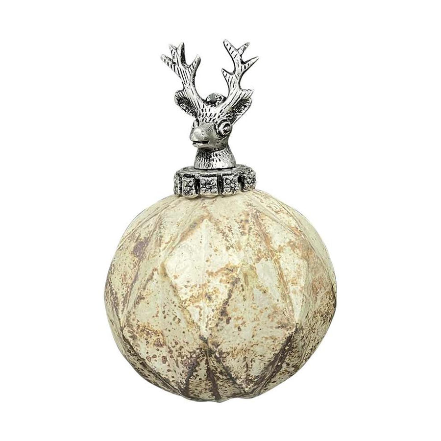 Vintage stílusú, 14 cm átmérőjű, fém szarvasfejes foglalattal díszített, rusztikus, patinás felületű, antikolt bézs színű, gömb formájú, bordázott üvegből készült kézműves karácsonyfadísz.