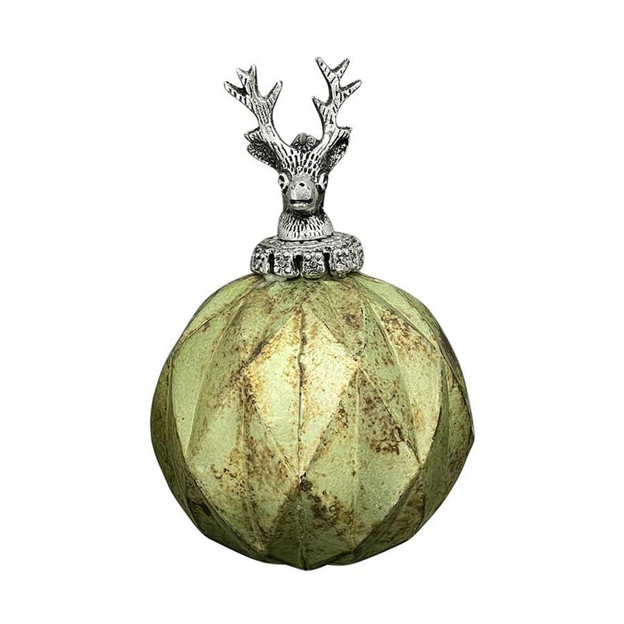 Vintage stílusú, 14 cm átmérőjű, fém szarvasfejes foglalattal díszített, rusztikus, patinás felületű, antikolt zöld színű, gömb formájú, bordázott üvegből készült kézműves karácsonyfadísz.