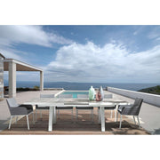 Modern kortárs stílusú, szürke színű, időjárás álló szövettel kárpitozott kerti karosszékek modern teraszon, tengerparti kilátással.