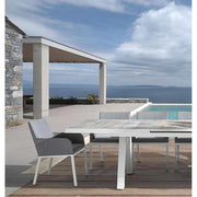 Modern kortárs stílusú, szürke színű, időjárás álló szövettel kárpitozott kerti karosszék modern teraszon.