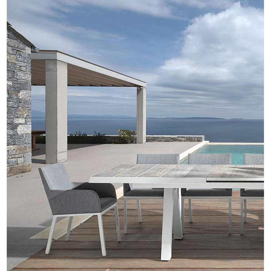 Modern kortárs stílusú, szürke színű, időjárás álló szövettel kárpitozott kerti karosszék modern teraszon.