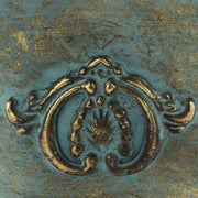 Patinás óarany színű, 26 cm magas, dombormintával díszített talpas fémkaspó