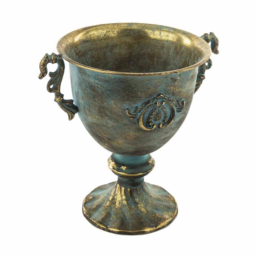 Patinás óarany színű, dombormintával díszített talpas fémkaspó.