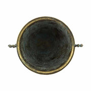 Patinás óarany színű, dombormintával díszített talpas fémkaspó.