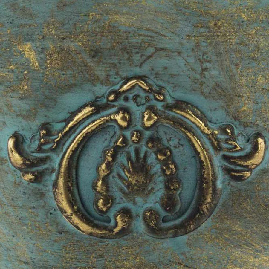 Patinás óarany színű, dombormintával díszített talpas fémkaspó.