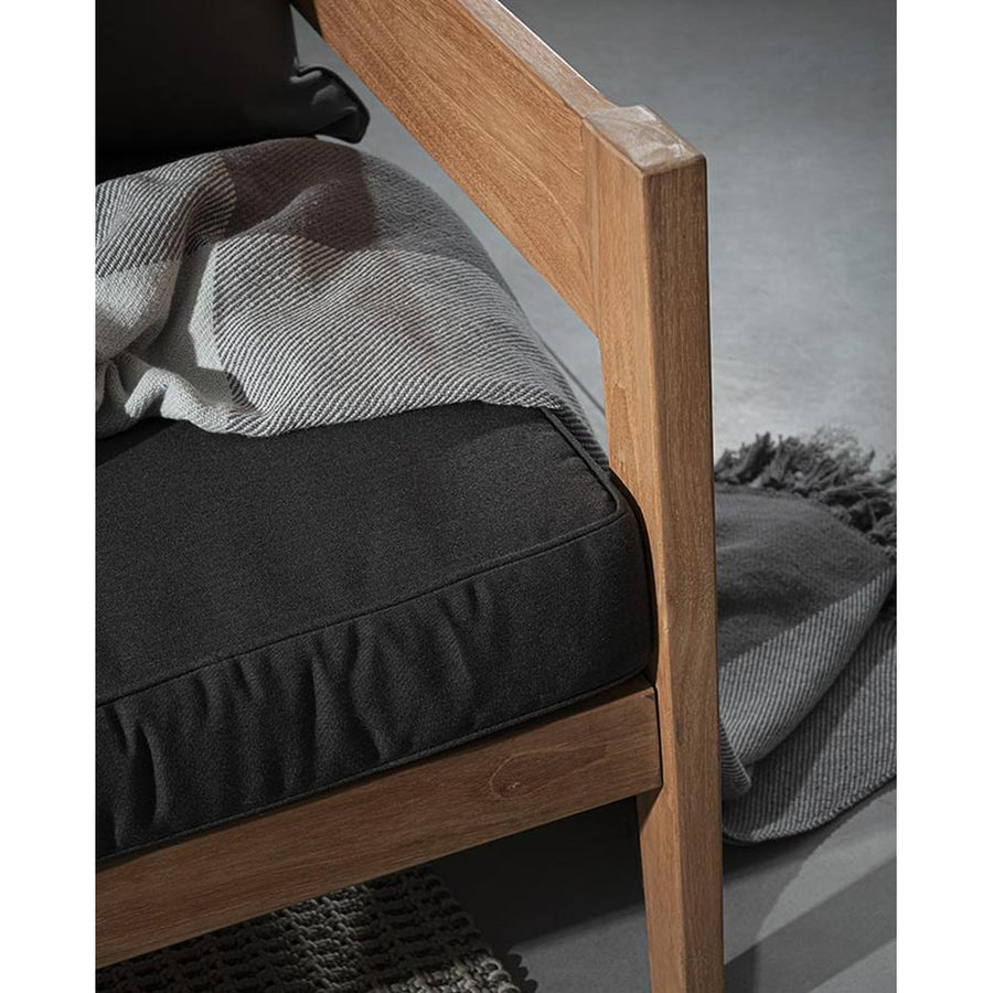 Prémium kategóriás, kortárs keleti stílusú, 90 cm hosszú és 90 cm széles teakfa fotel sötétszürke UV álló párnákkal 