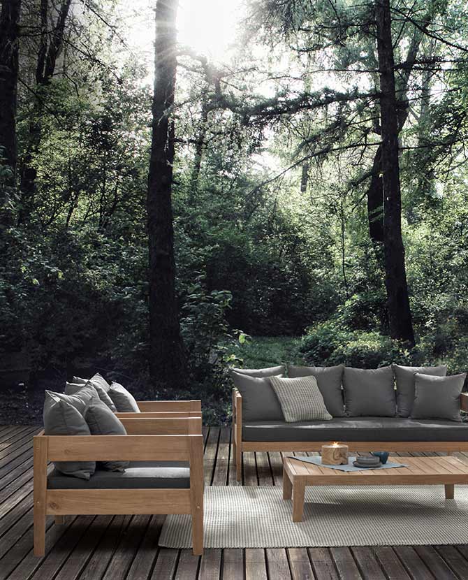Prémium kategóriás, kortárs keleti stílusú, 90 cm hosszú és 90 cm széles teakfa fotel sötétszürke UV álló párnákkal  őserdőben kanapéval és asztallal 