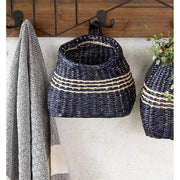 Vidéki, skandináv stílusú, 20 cm magas, fekete színű tengerifűből készült, kézműves fali kosár tároló.