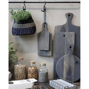 Vidéki, skandináv stílusú, 20 cm magas, fekete színű tengerifűből készült, kézműves fali kosár tároló.