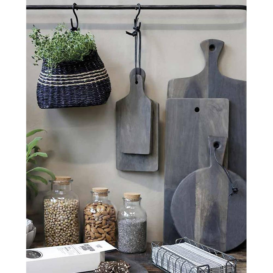 Vidéki, skandináv stílusú, 20 cm magas, fekete színű tengerifűből készült, kézműves fali kosár tároló.