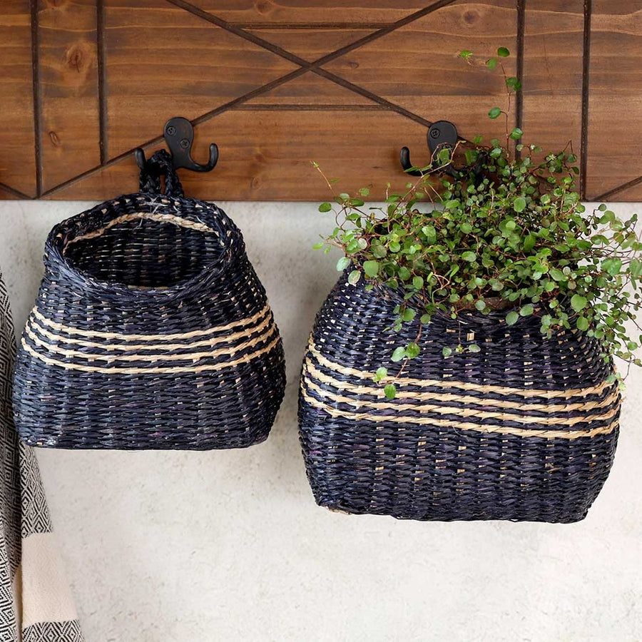 Vidéki, skandináv stílusú, 20 cm magas, fekete színű tengerifűből készült, kézműves fali kosár tároló.