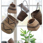 Tengerifűből készült, natúr színű fali kosár. 