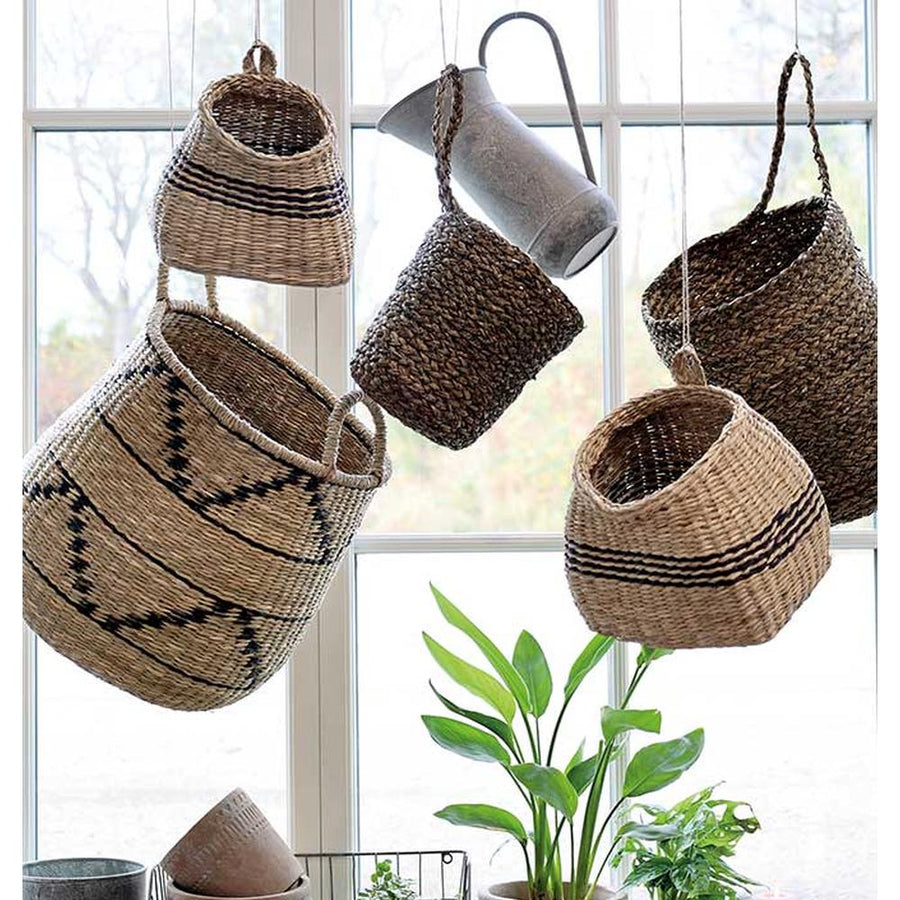 Tengerifűből készült, natúr színű fali kosár. 