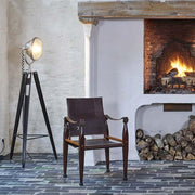 Prémium kategóriás, cserzett bőrből és esztergált juharfából készült kézműves tiszti karosszék 