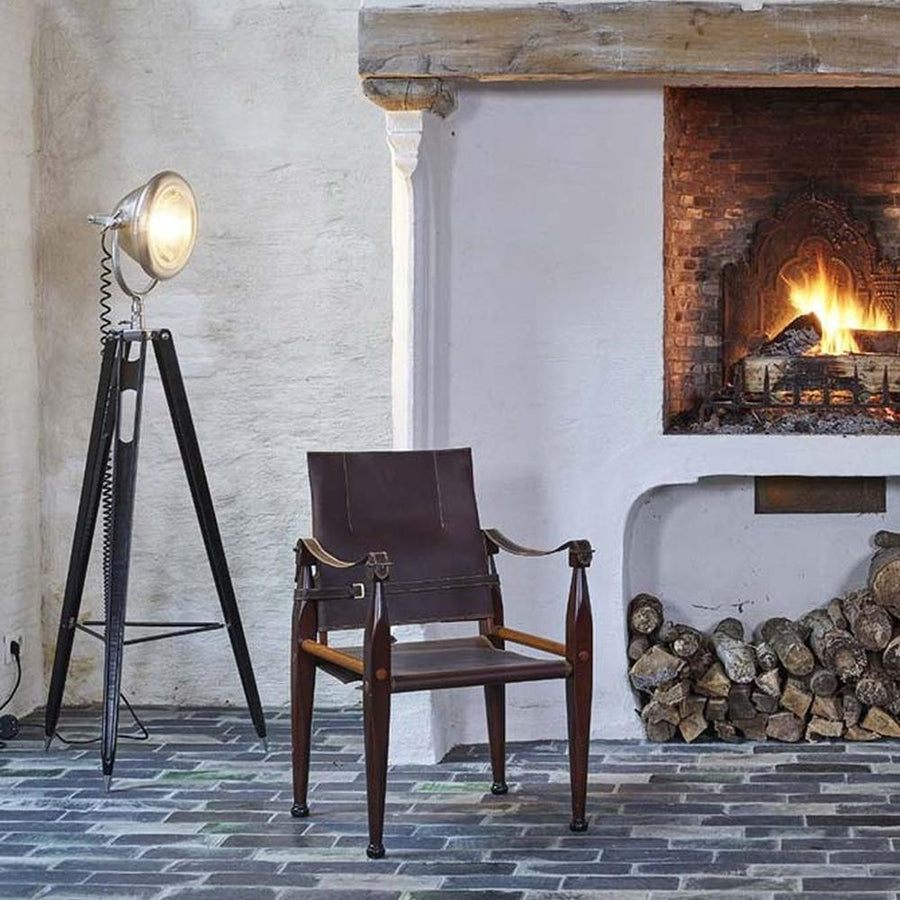 Prémium kategóriás, cserzett bőrből és esztergált juharfából készült kézműves tiszti karosszék 