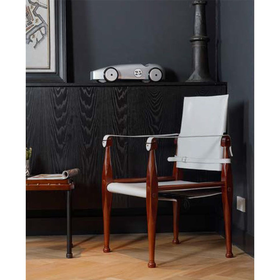 Prémium kategóriás, cserzett bőrből és esztergált juharfából készült kézműves tiszti karosszék