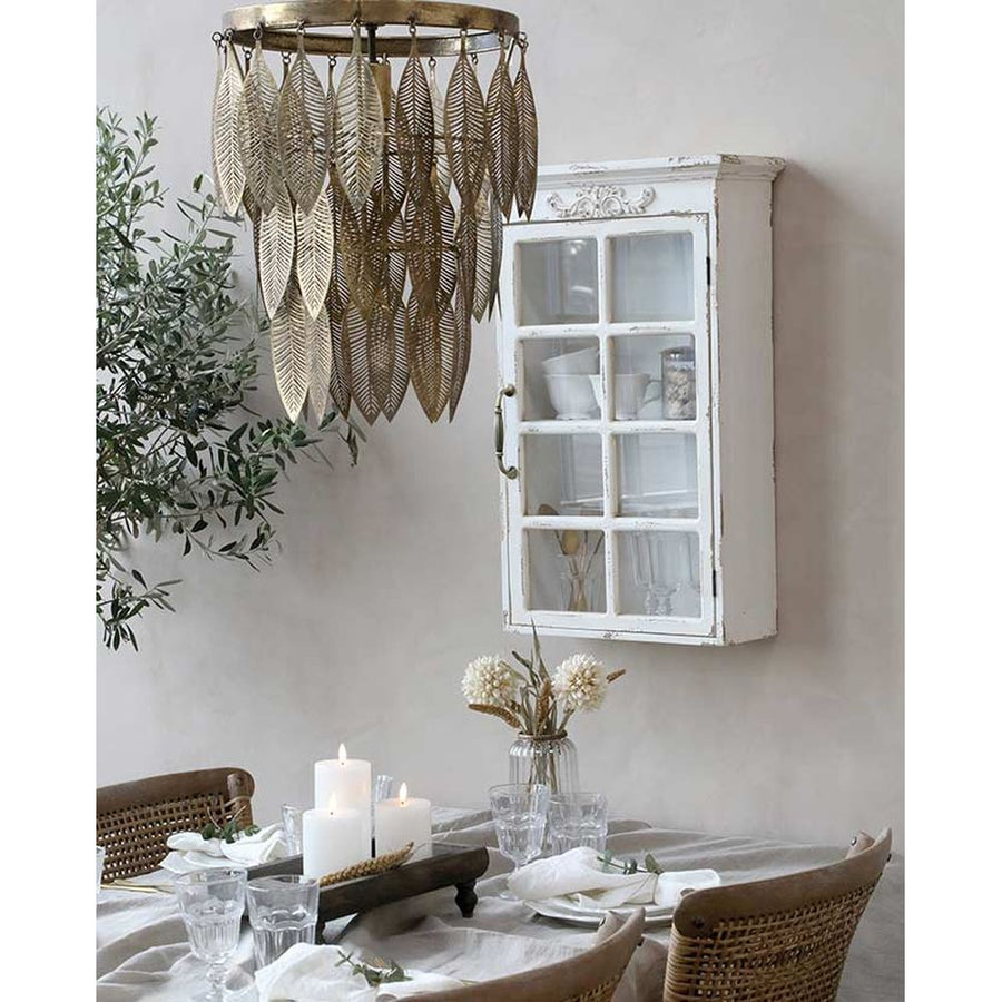 Tropical, illetve modern Art Deco stílusú függeszték lámpa, antikolt réz színű, áttört mintázatú fém levelekkel enteriőrben bútokkal