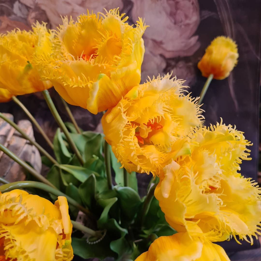 Élethű megjelenésű, Real Touch hatású, sárga színű, rojtos tulipán művirág.