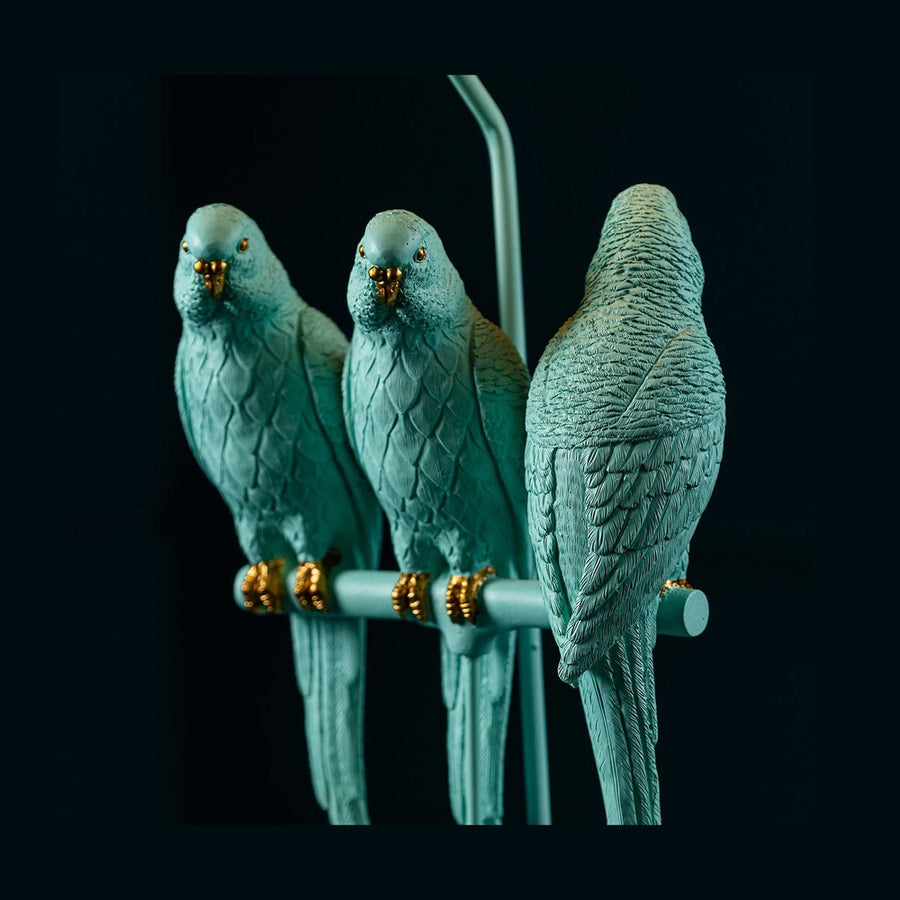 3 darab türkiszínű papagáj. 