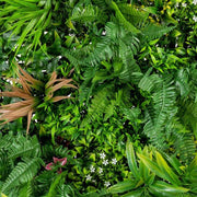 Mű páfrányokból, füvekből és virágokból készült, 100 cm hosszú és 100 cm széles, UV álló mesterséges növényfal panel.