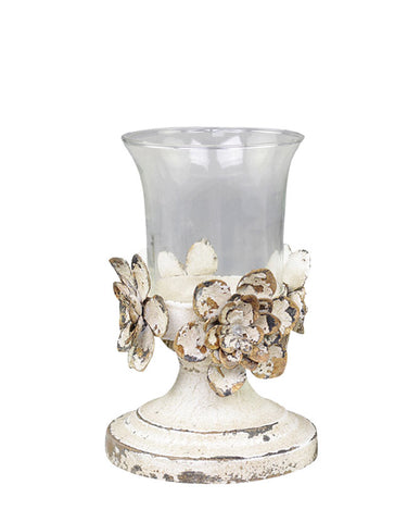 Shaby Chic, vintage stílusú kopottan sikkes megjelenésű,  antikolt krém színű fém virágokkal díszített üvegkelyhes gyertyatartó