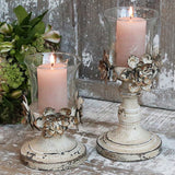 Shaby Chic, vintage stílusú kopottan sikkes megjelenésű, antikolt krém színű fém virágokkal díszített üvegkelyhes gyertyatartó