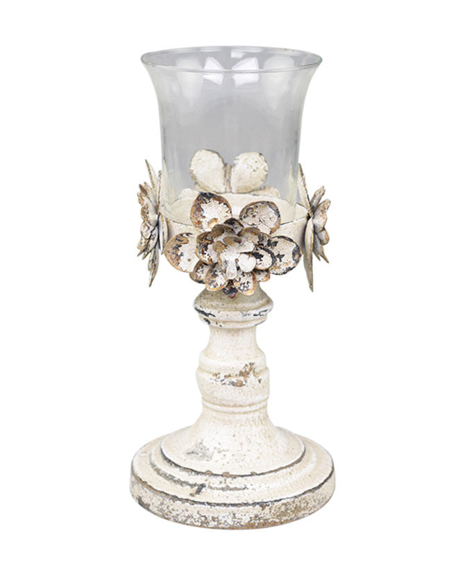 Shaby Chic, vintage stílusú kopottan sikkes megjelenésű, antikolt krém színű fém virágokkal díszített üvegkelyhes gyertyatartó