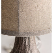 Provanszi stílusú műgyantából készült, fahatású, antikolt szürke színű asztali lámpa jutavászon lápaernyővel.