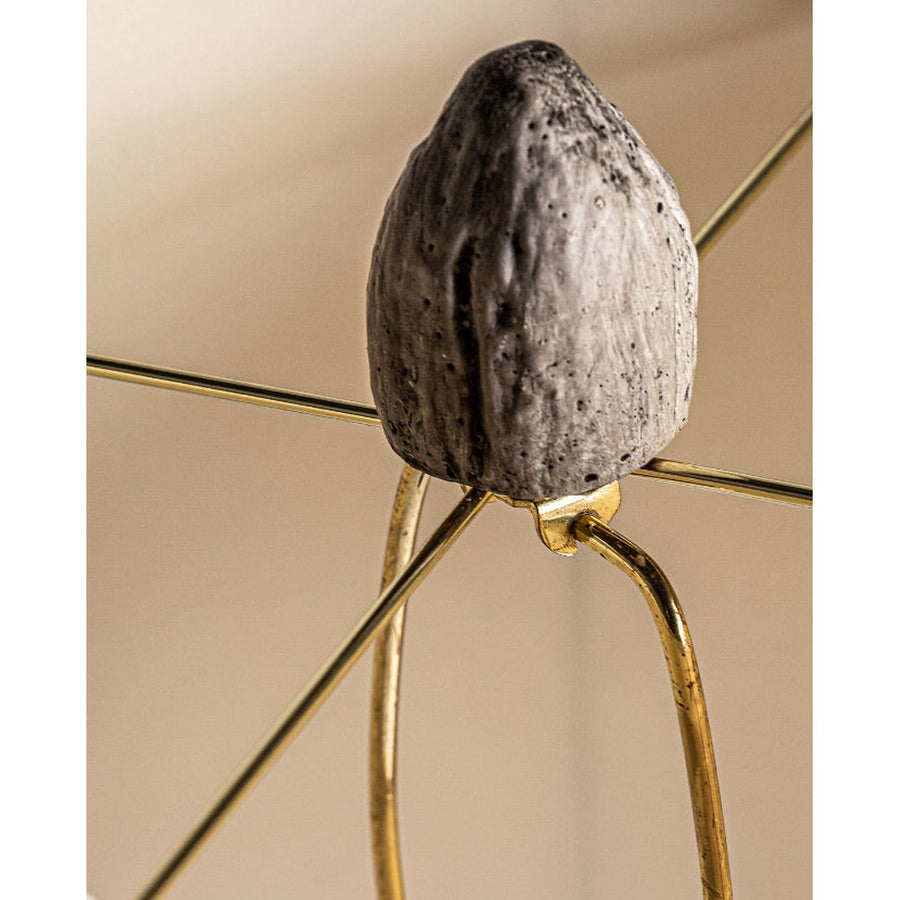 Provanszi stílusú műgyantából készült, fahatású, antikolt szürke színű asztali lámpa jutavászon lápaernyővel.